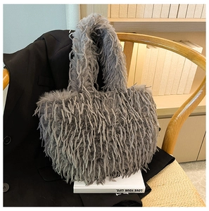 Détail d'un sac cabas en fausse fourrure grise avec texture moelleuse sur blazer
