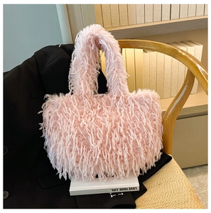 Gros plan d'un sac cabas en fausse fourrure rose avec une texture pelucheuse