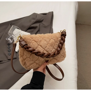 Détail du sac en peluche kaki avec texture matelassée et poignée en cuir tressé chic