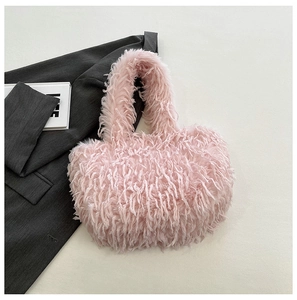 Détail du sac cabas en fausse fourrure rose avec texture pelucheuse douce pour l'hiver