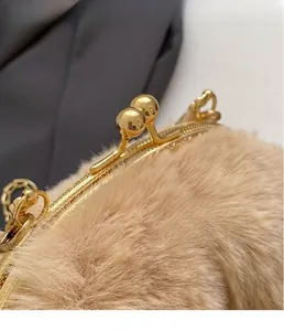 Détail du sac à main en peluche beige avec fermoir vintage en métal doré chic