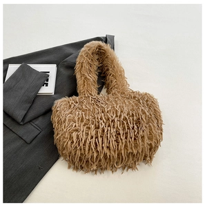 Détail du cabas en fausse fourrure beige montrant la texture douce et pelucheuse