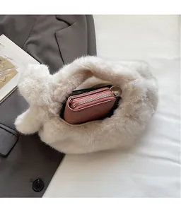 Vue intérieure du sac cabas en peluche blanche montrant l'espace pour un portefeuille