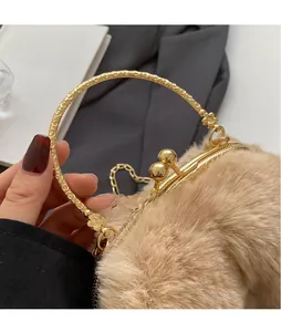 Détail du sac à main en peluche avec des poignées circulaires en métal doré gravé vintage