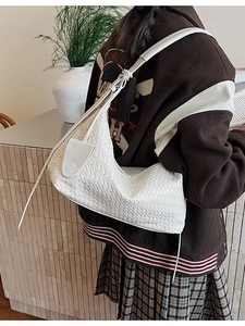 Retro white woven hobo shoulder bag for women with large capacity and minimalist design
