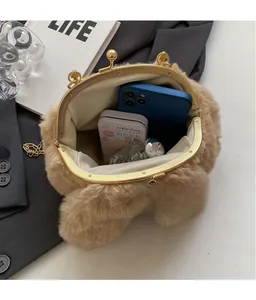 Détail de l'intérieur du sac en peluche avec fermoir doré et bandoulière chaîne