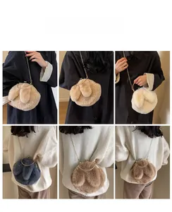 Plüschtasche mit Hasenohren in verschiedenen Winkeln an einem Modell präsentiert