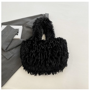 Vue à plat d'un grand sac cabas noir en fausse fourrure douce pour l'hiver