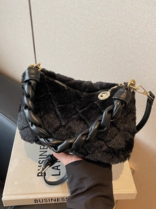 Sac à Épaule en Peluche d'Hiver pour Femmes avec Matelassage en Losange et Poignée Tressée en Fausse Fourrure