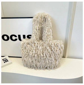 Gros plan d'un sac cabas en fausse fourrure blanc cassé avec une texture douce et velue