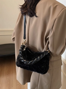 Sac bandoulière chic en peluche noire avec motif matelassé et détails dorés