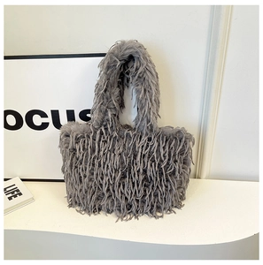 Détail du sac fourre-tout gris en peluche montrant la texture douce et la large bandoulière