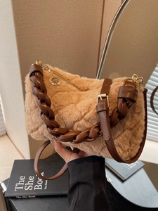 Sac bandoulière chic en fausse fourrure kaki avec poignée en cuir tressé et doré