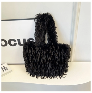 Détail du grand sac cabas noir en fausse fourrure pelucheuse au style bohème élégant