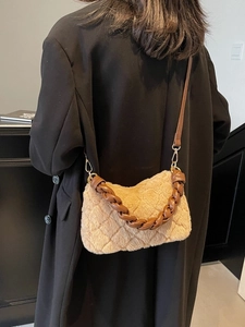 Sac bandoulière chic en peluche matelassée beige avec anse tressée en cuir épais