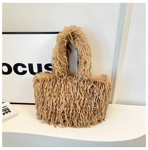 Détail macro du sac cabas en fausse fourrure kaki avec poignée pelucheuse pour l'automne
