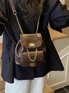 Retro dunkelbrauner Eimerrucksack mit goldener Kette und glänzendem Kunstleder