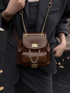 Vintage-Rucksack aus dunkelbraunem Leder mit Kettenriemen und goldenen Drehverschlüssen