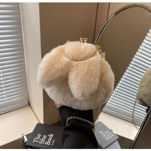 Détail du sac lapin en peluche beige avec poignée dorée ronde et fermoir métallique élégant