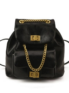 Minimalistischer schwarzer Kunstleder-Rucksack mit Goldkette und Drehverschluss-Details