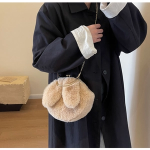 Detailansicht der flauschigen Hasenohrtasche mit Goldkette und Metallgriff am Körper