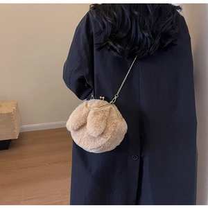 Mannequin portant un sac bandoulière beige en fausse fourrure avec oreilles de lapin