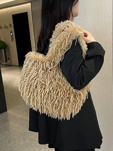 Grand sac cabas chic en fausse fourrure camel pour l'automne hiver avec bandoulière douce