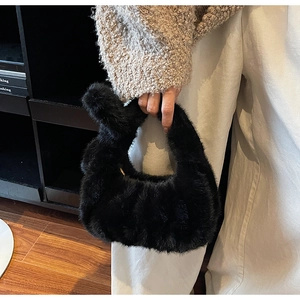 Elegante borsa in pelliccia sintetica nera con un originale manico con nodo