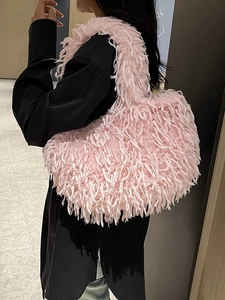 Sac fourre-tout en peluche rose pour femme avec design chic en fausse fourrure porté