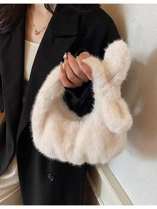 Elegante borsa a mano in ecopelliccia beige con orecchie di peluche e manico alla moda