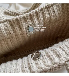 Détail de la fermeture magnétique invisible sur le sac en maille beige texture crochet