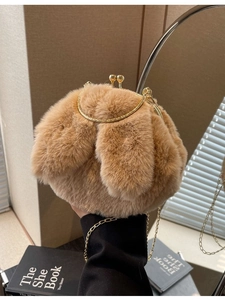 Handtasche aus Kunstpelz mit Hasenohren in Hellbraun und goldener Ketten-Schultergurt