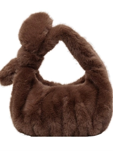 Borsa a mano in peluche marrone con manico a nodo e texture morbida per la moda invernale