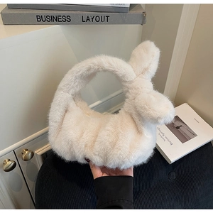 Vue détaillée du sac à main peluche en forme de lapin blanc crème avec fausse fourrure