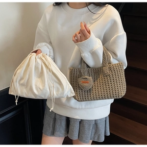 Détail du sac cabas au crochet marron café fait main avec doublure à cordon de serrage