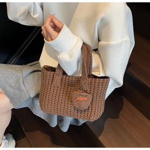 Gros plan du sac à main au crochet marron avec pendentif cœur fait main et texture