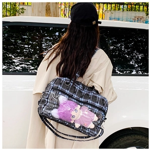 Modella che indossa una borsa ita a scacchi con finestra in PVC e peluche anime