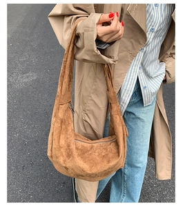 Borsa hobo in pelle scamosciata marrone con stampa leopardata indossata con un trench kaki