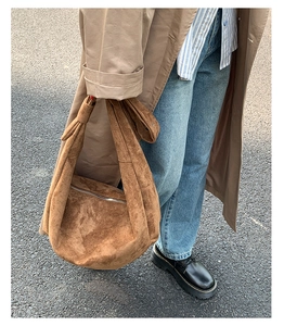 Borsa hobo in camoscio marrone con tracolla annodata in uno stile casual