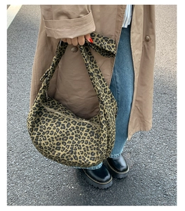 Dettaglio della borsa a tracolla leopardata in tela con grande capacità e zip in metallo