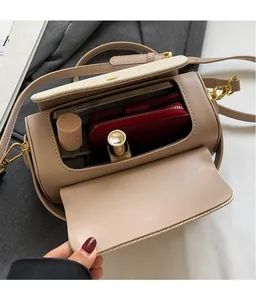 Vista interna della borsa a tracolla beige che mostra lo spazio per oggetti