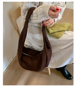 Dettaglio borsa hobo in pelle scamosciata marrone scuro con cerniera in metallo