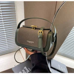 Dettaglio borsa vintage in pelle verde con trama intrecciata e fibbia dorata