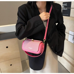 Dettaglio della borsa a tracolla cilindrica rosa con cuciture in pelle e fibbia oro