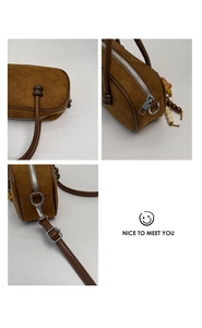 Dettagli borsa opaca marrone con hardware argento e perline di legno colorate