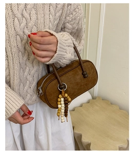 Borsa Boston in pelle scamosciata marrone con nappa di perle di legno e doppio manico per donna