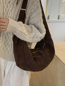 Borsa a tracolla marrone in pelle scamosciata con stampa leopardata e fibbia argento