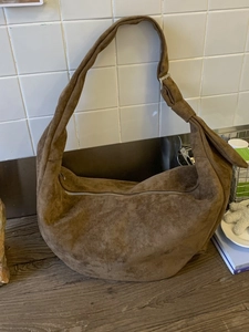 Borsa hobo a mezzaluna in pelle scamosciata marrone con cerniera e tracolla larga