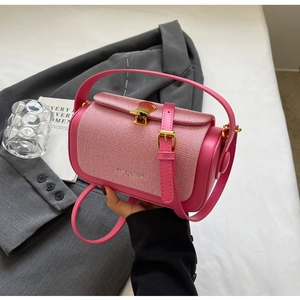 Borsa a mano cilindrica rosa con trama intrecciata e chiusura a conchiglia dorata