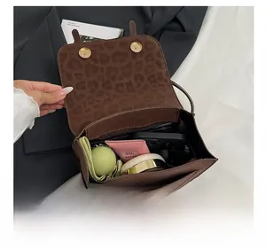 Detailansicht des braunen Vintage-Rucksacks mit Leopardenmuster-Klappe und viel Platz